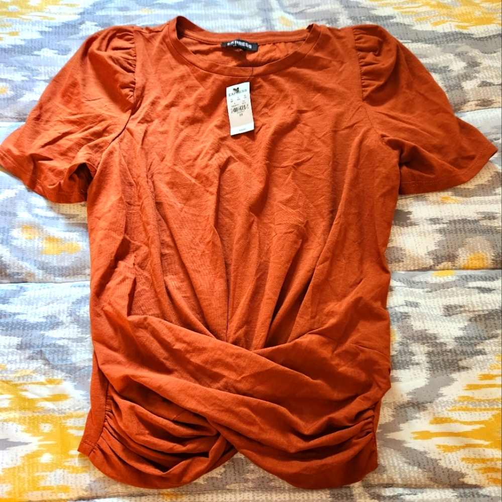 Cropped, twist front t-shirt